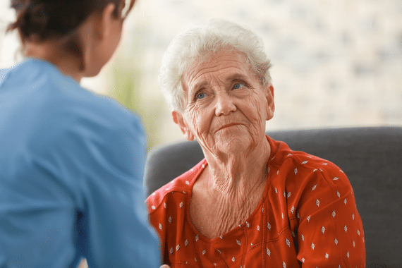 Une personne âgée exprime ses difficultés à son auxiliaire de vie