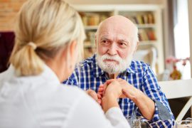 Un aidant cherche une solution de soutien pour son proche atteint de la maladie d'alzheimer