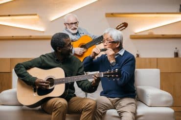 3 seniors jouent d'un instrument et profitent des bienfaits de la musique