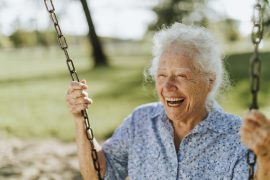 Une personne âgée sourit à la vie, après avoir découvert comment devenir centenaire