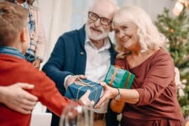 Une famille a trouvé l'idée de cadeau parfaite pour un couple de personnes âgées