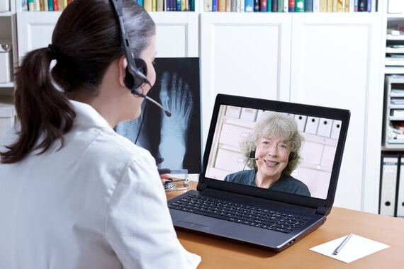 Un senior fait usage de la téléconsultation pour s'assurer de son état de santé