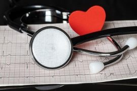 Le matériel médical d'un médecin permet de détecter une insuffisance cardiaque