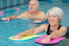 2 seniors profitent d'une séance d'aquagym pour se remettre au sport et à l'activité physique