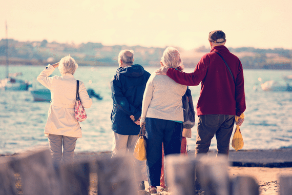 Un groupe de seniors surmontent leur peur de vieillir en continuant de voyager