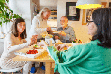Un groupe de personnes âgées profitent des moments de partage de leur colocation senior
