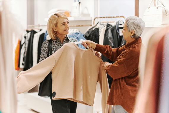 Une personne âgée achète des vêtements pratiques et agréables à porter dans un magasin