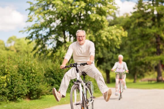 Une personne âgée profite de la joie apportée par la pratique du vélo