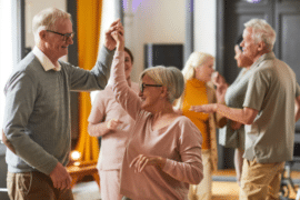 Un couple de seniors profite d'un moment de partage lors d'une danse