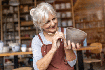 Une personne âgée pratique un loisir privilégié par les personnes âgées : la poterie