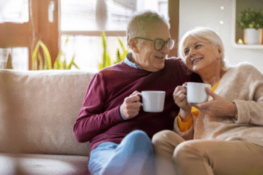 2 seniors profitent des joies du home sitting