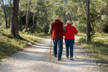 deux retraités pratiquent leur activité préférée : la marche nordique