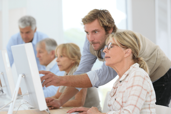 Aide informatique senior à domicile : un accompagnement essentiel pour réduire la fracture numérique