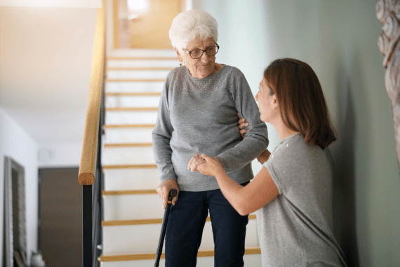 Une personne âgée dispose une aide à la marche pour limiter les risques de chute.