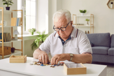 Un senior s'amuse grâce à un des jeux de mémoire gratuits